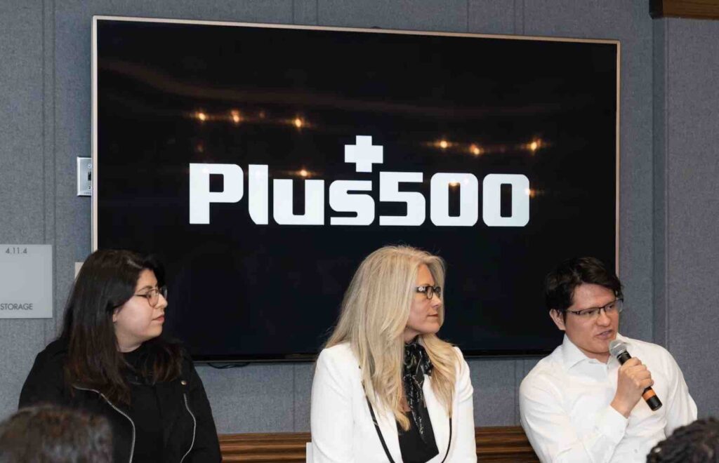 plus500 white logo on black background